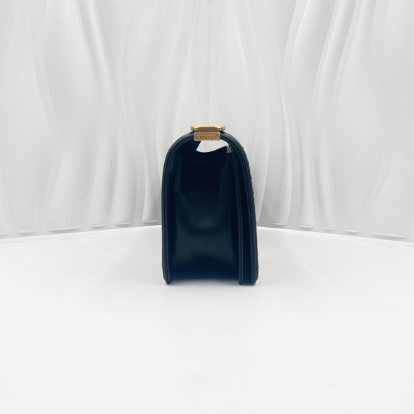 CHANEL Boy CHANEL Medium Flap Bag Black Quilted Lambskin - Picture 3 of 16